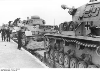 Imagine atasata: 00_1_Bundesarchiv_Bild_101I_175_1264_06_2C_Griechenland_2C_Transport_von_Panzer_IV_mit_Eisenbahn.JPG