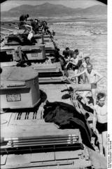 Imagine atasata: 00_1_Bundesarchiv_Bild_101I_175_1266_14A_2C_Griechenland_2C_Soldaten_in_Badehosen_2C_Panzer_IV.JPG