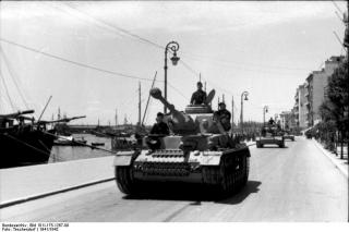 Imagine atasata: 00_1_Bundesarchiv_Bild_101I_175_1267_09_2C_Griechenland_2C_Panzer_IV_in_Hafenstadt.JPG