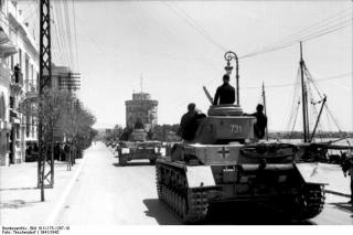 Imagine atasata: 00_1_Bundesarchiv_Bild_101I_175_1267_10_2C_Griechenland_2C_Panzer_IV_in_Hafenstadt.JPG