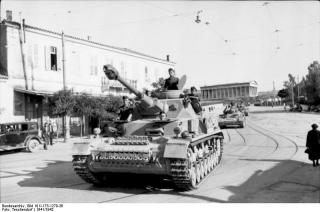 Imagine atasata: 00_1_Bundesarchiv_Bild_101I_175_1270_36_2C_Athen_2C_Kolonne_von_Panzer_IV.JPG