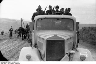 Imagine atasata: zzzz_zz_mert_Bundesarchiv_Bild_101I_244_2311_03_2C_R_C3_BCckzug_nach_Ungarn_2C_Transport.jpg