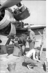 Imagine atasata: Bundesarchiv_Bild_101I-727-0297-32A,_Russland,_Wartung_einer_Fw_190.jpg