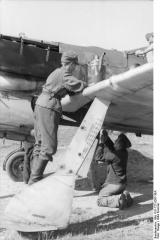 Imagine atasata: Bundesarchiv_Bild_101I-727-0297-30A,_Russland,_Wartung_einer_Fw_190.jpg