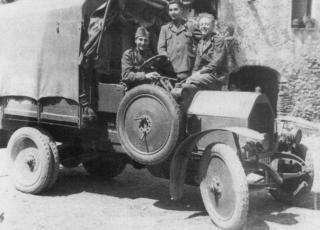 Imagine atasata: Fiat 15 Ter de la division Lupi di Toscana en 1940..jpg