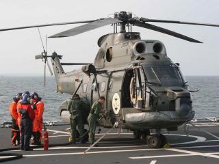 Imagine atasata: 1_1_Apunt_ri_ale_elicopterelor_Puma_Naval_pe_puntea_heliport_a_navei_HNLMS_Johan_de_Witt.sized.jpg