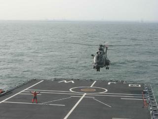 Imagine atasata: 4_1_Apunt_ri_ale_elicopterelor_Puma_Naval_pe_puntea_heliport_a_navei_HNLMS_Johan_de_Witt.sized.jpg