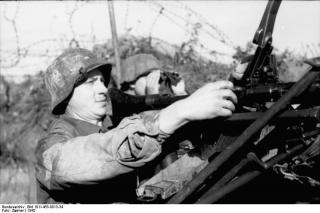 Imagine atasata: Bundesarchiv_Bild_101I-455-0013-34%252C_Russland%252C_Zwei_Soldaten_mit_MG_im_Graben1.jpg