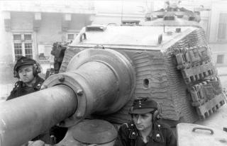 Imagine atasata: Bundesarchiv_Bild_101I-680-8282A-09_Budapest_Panzersoldaten_in_Panzer_VI_Tiger_II.jpg