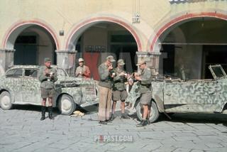 Imagine atasata: stock-photo-german-soldies-eating-ice-cream-in-rome-january-22-1944-day-of-anzio-invasion-vw-kubelwagen-82-26th-panzer-divisions-12418.jpg