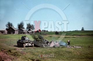 Imagine atasata: stock-photo-czech-panzer-tank-38t-number-831-beside-german-panzer-4-under-camouflage-19th-panzer-division-minsk-1941-12256.jpg