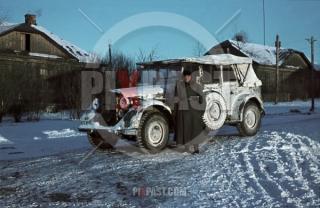 Imagine atasata: stock-photo-horch-901-medium-staff-car-white-camouflage-charkow-1942-1st-battery-75th-panzer-artillery-reg-3rd-panzer-division-12279.jpg