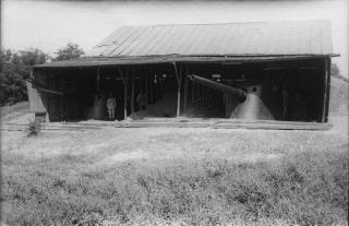 Imagine atasata: Deux pices de Marine de guerre sous un hangar(1).jpg