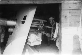 Imagine atasata: Canon de Marine de guerre de 120 mm sous un hangar avec son artilleur.jpg