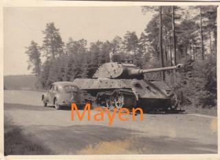 Imagine atasata: tiger ll PzKpfw%20VI%20Tiger%20II%20tank%20KO%20on%20road_%201945.jpg