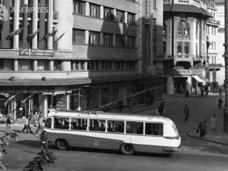 Imagine atasata: 111 bucuresti troli primele sasiu renault interbelic   1.jpg