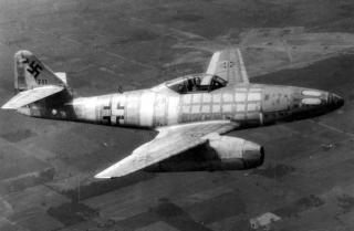 Imagine atasata: air_me-262_post-war_test_flight_usaf_lg.jpg