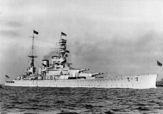 Imagine atasata: hms_renown_in_portsmouth_1927.jpg