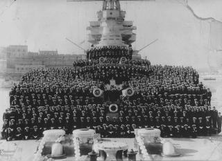 Imagine atasata: HMS_Hood__parte_din_echipaj_1939.jpg