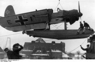 Imagine atasata: Bundesarchiv_Bild_101II-MW-6081-11,_Seeflugzeug_Arado_Ar_196.jpg