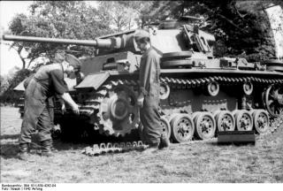 Imagine atasata: 00_1_panzer_3_Bundesarchiv_Bild_101I_639_4262_04_2C_Im_Osten_2C_Panzer_III_2C_Kettenwechsel.JPG