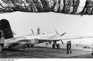 Imagine atasata: Bundesarchiv_Bild_101I_668_7161_31A_2C_Flugzeug_Heinkel_He_177.jpg