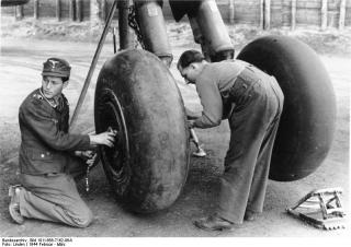 Imagine atasata: Bundesarchiv_Bild_101I_668_7162_06A_2C_Flugzeug_Heinkel_He_177_2C_Fahrgestell.jpg