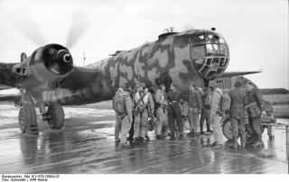 Imagine atasata: Bundesarchiv_Bild_101I_676_7969A_25_2C_Flugzeug_Heinkel_He_177_mit_Tarnanstrich.jpg