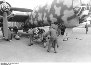 Imagine atasata: Bundesarchiv_Bild_101I_676_7970A_23_2C_Flugzeug_Heinkel_He_177.jpg