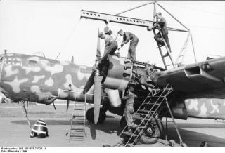 Imagine atasata: Bundesarchiv_Bild_101I_676_7972A_14_2C_Flugzeug_Heinkel_He_177.jpg