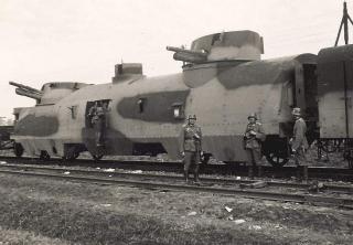 Imagine atasata: Polnischer_Panzerzug_Eisenbahngesch_tz_Bahnhof_Radom.jpg