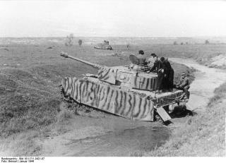 Imagine atasata: Bundesarchiv_Bild_101I_711_0421_07_2C_Russland_2C_Panzer_IV.jpg