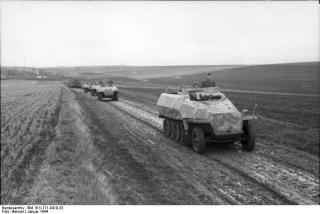 Imagine atasata: Bundesarchiv_Bild_101I_711_0410_33_2C_Russland_2C_Sch_C3_BCtzenpanzer_in_Fahrt.jpg