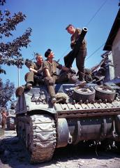 Imagine atasata: 428px_Crew_of_a_Sherman_tank_south_of_Vaucelles.jpg