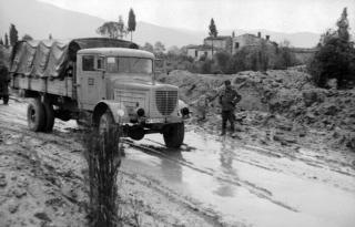 Imagine atasata: Bundesarchiv_Bild_101I-315-1117-18,_Italien,_LKW_auf_berfluteter_Landstrae.jpg