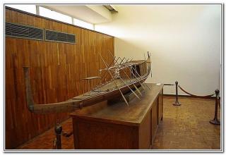 Imagine atasata: 800px-Model_of_Khufu%27s_solar_barque.jpg