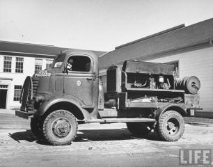 Imagine atasata: GMC 1940 AFK 352 4x4 LeRoi compressor Life 1942.jpg